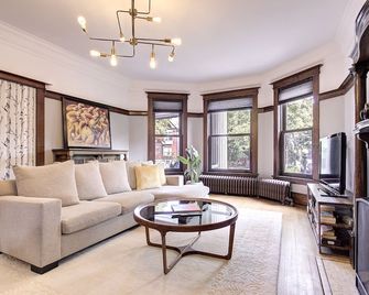 Grand Home on Palmerston Blvd. - تورونتو - غرفة معيشة