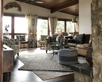 Fenced in yard! Lovely Mid Century Feel with all Bedrooms facing the Water! - Howell - Lounge