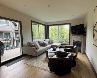 Polar Peak Lodges by Fernie Lodging CO - Fernie - Living room