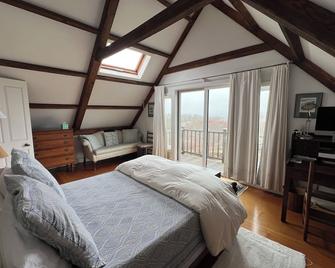 Post and Beam home with westward views of the ocean and sunsets - 칠마크 - 침실