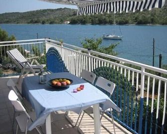 Calm island, villa awarded for the best holiday home on the Croatian coast - Kaprije - Balkon