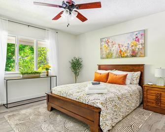 The Wanderlust Bungalow on May - Walking Distance to Downtown Southern Pines! - Southern Pines - Bedroom