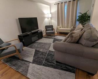 Adorable 4 bed,3 bath house - Kingston - Living room