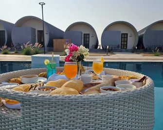 Praveg Beach Resort Diu Ghoghla Beach - Diu - Zwembad