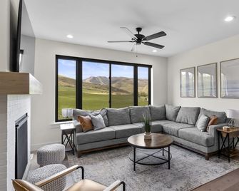Luxury Retreat by Lake & Snowbasin Skiing - Huntsville - Living room