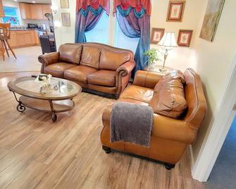 Green Mountain Getaway - Bennington - Living room