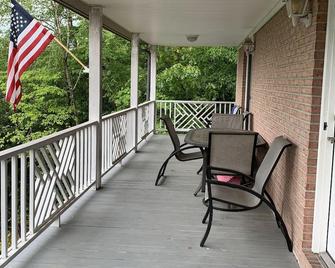 Beautiful Lakefront Home, dock w/ 2 covered slips & boat lifts, easy access!! - Jacksboro - Balcony