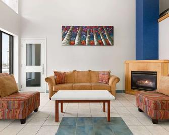Travelodge by Wyndham Windsor - ווינדזור - סלון