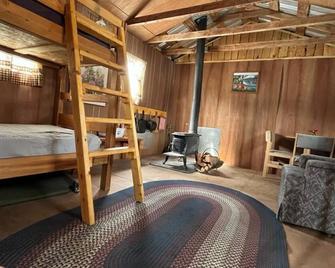 Streamside Campsite plus tiny cabin combines classic camping with rustic charm!! - Bingham - Habitación