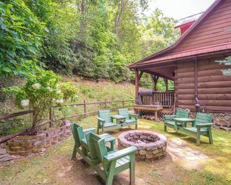 Privacy + Pool Table + Fire Pit & Location! - West Jefferson - Patio