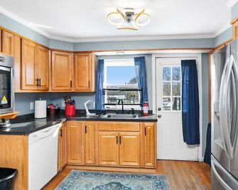 Charming 3-bedroom duplex with study space, WiFi in cool Scituate. - Scituate - Kitchen
