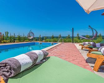 This cozy cottage with pool is located in small village Pakovo Selo, about 20 kilometers from the fa - Pokrovnik - Piscina