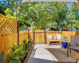 Ski and Hike Cozy Dtwn Reno Studio with Fireplace - Reno - Patio