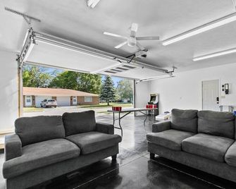 Stadium District walking distance, Tailgate Garage - Green Bay - Living room