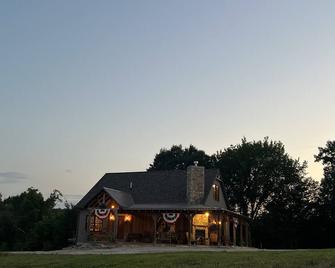 Lodge At Saddle Ridge. Just Five Minutes From Hermann. - Hermann - Building