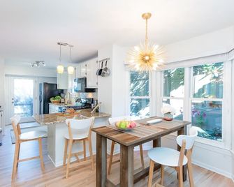 Secluded garden apartment nestled between two Victorians - Atlanta - Dining room