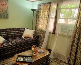 Relaxing, Peaceful 1-bedroom Pet- Friendly Apartment - Mason City - Wohnzimmer