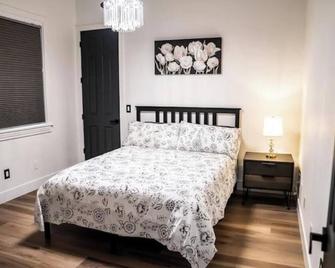 Entire home hosted by Edith 12guests 7 beds3 baths. Maximum 2 pets - Las Vegas - Bedroom