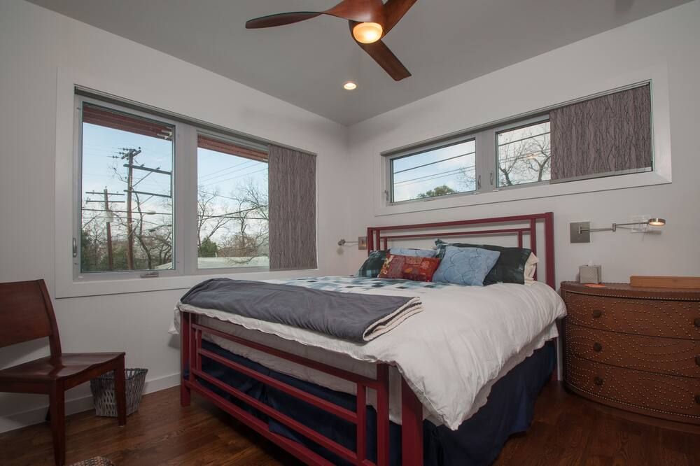 850 sq ft, custom designed, modern home with two rooftop decks - Austin - Chambre