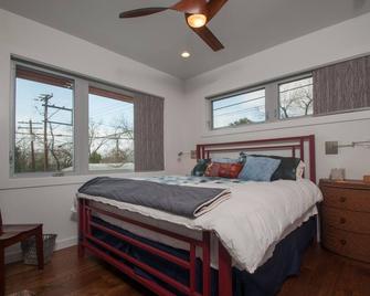 850 sq ft, custom designed, modern home with two rooftop decks - Austin - Habitación