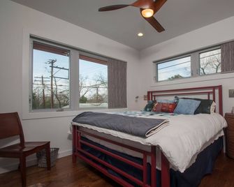 850 sq ft, custom designed, modern home with two rooftop decks - Austin - Chambre