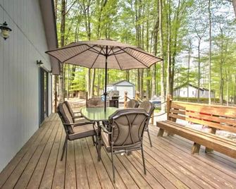 Steps 2 Lake, 3 Bedrm cabin w/ bonus Loft, 2 full Baths, Pool Table, 2 Kayaks - Pocono Pines - Patio