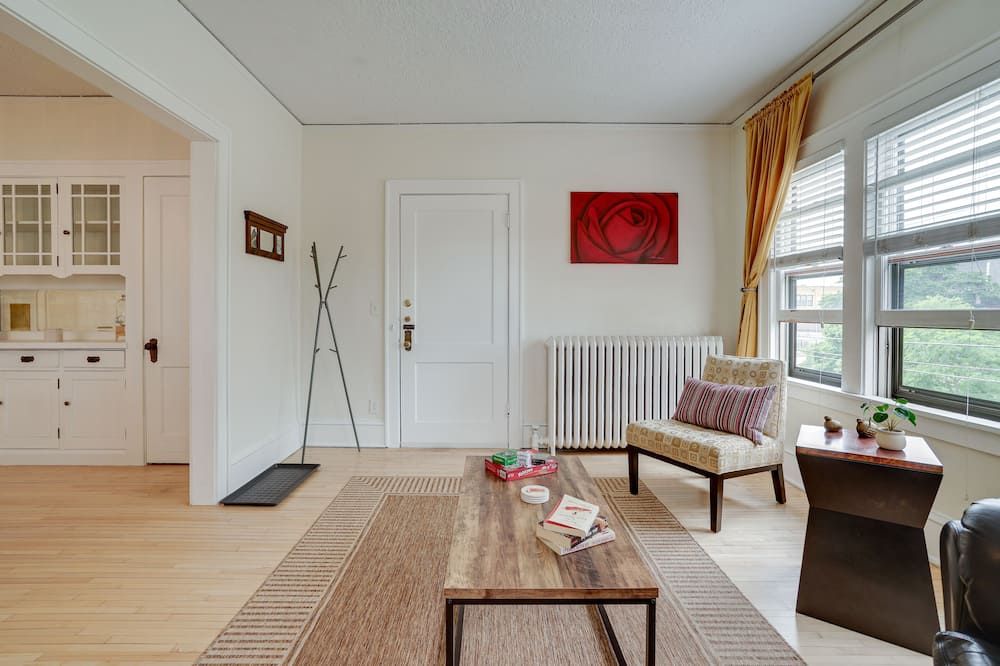 Bright Minneapolis Apartment - 1 Mi to Downtown! - Minneapolis - Living room