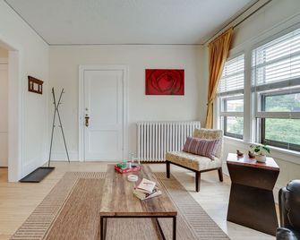 Bright Minneapolis Apartment - 1 Mi to Downtown! - Minneapolis - Living room