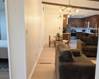 Charming Clovis Retreat Central Location Modern Amenities Cozy Style - Clovis - Living room