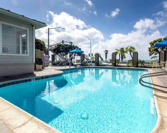 Prime Location! 4 Beachfront Units w/ Kitchen! Free Parking, Onsite Pool! - Dana Point - Pool