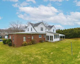 Golf House by Mt Greylock - Walkable Adventures! - אדמס - בניין
