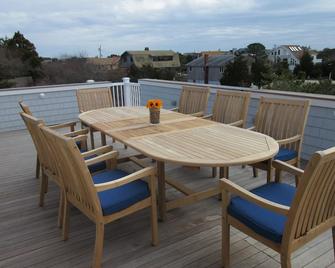 Amagansett Beach House-Walk to Ocean and Bay-4bdr-2 1/2bath-Sleeps 9 - Amagansett - Balcony