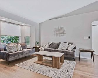 A La Mode 3 bedroom Home | Meridian, ID - Meridian - Living room