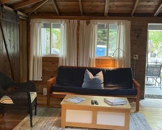Cozy Cottage Steps from Private Beach - Calverton - Living room