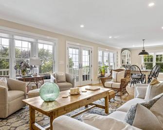 Beautiful Southampton Home with breathtaking waterfront views, front porch,... - Southampton - Living room