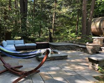 Fully stocked creekside retreat with sauna and privacy - New Paltz - Patio