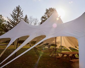 Hôtel Uniq - Domaine Saint-Bernard - Tentes Glamping - מון טרמבלאן