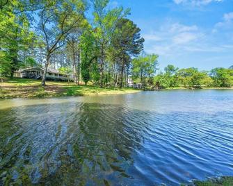 Picturesque Lakeside Luxury: Perfect Lush Getaway - Hampton