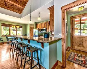 Creekside Cabin on 9th hole of Grizzly Ranch Golf Club - Portola - Cocina