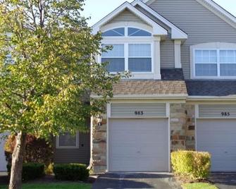 Cozy Single Family House Sleeps Up to 6 - Clarksville - Building