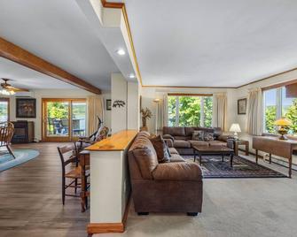 Papa`s Paradise: rural home on Waneta Lake with private lakefront, pool table - Dundee - Living room