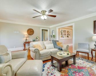 Historic Arab Home 12 Mi to Guntersville Lake! - Arab - Sala de estar