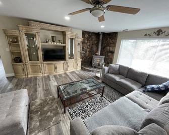 Beautiful 3 Bedroom Home Located Near Yo - Oakhurst - Living room