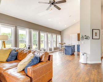 Serene Travelers Rest Apartment 7 Mi to Downtown! - Travelers Rest - Living room