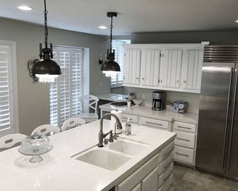 California Comfort Family Beach Home - 4 bedrooms / 3 Full baths / Sleeps 8 - Oxnard - Küche