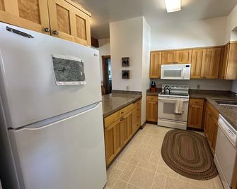Secluded 1,200 Acre Wyoming Ranch Sleeps 18 with Wildlife, Views and Adventure - Evanston - Køkken