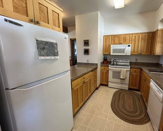 Private 1,200 Acre Wyoming Ranch Sleeps 18 with Wildlife, Views and Adventure - Evanston - Kitchen