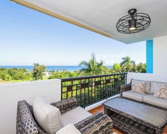 Oceanfront Paradise: Completely Renovated Stunning Condo with Breathtaking Views - Aguada - Balcón