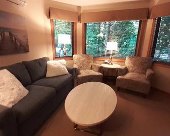 Door County Getaway! Landmark Resort - Cozy 1 Br. Woodview Egg Harbor - Egg Harbor - Living room