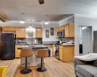 Greenwood Apt: 2 Mi to Self Regional Med Center! - Greenwood - Kitchen